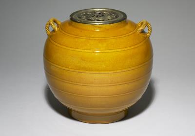 图片[2]-Jar with loop handles and linear pattern in yellow glaze (incl. metal inner liner), Qing dynasty, Kangxi reign (1662-1722)-China Archive